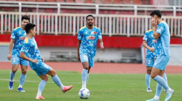 Đội tuyển Việt Nam tập luyện cho trận tái đấu Nepal: Quang Vinh tự hào mang băng đội trưởng