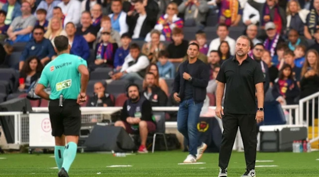 Hansi Flick vắng mặt ở El Clasico: Giải thích hành động ăn mừng gây tranh cãi