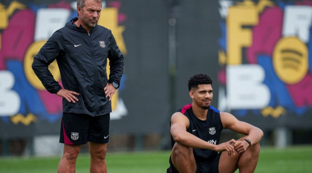 Hansi Flick gây hoang mang về Ronald Araujo: Vấn đề cá nhân và bí ẩn sau tấm thẻ đỏ