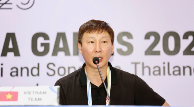 HLV Kim Sang Sik khuyên Đình Bắc thử thách ở châu Âu sau màn trình diễn ấn tượng tại SEA Games 33