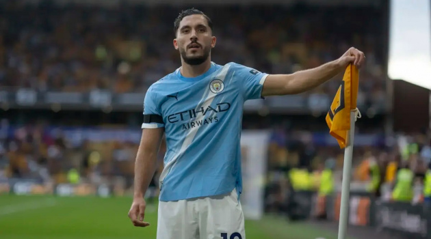 Rayan Cherki được Jennings đánh giá vượt trội Rice, Caicedo