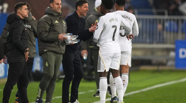 Fabregas nói thẳng: Alonso chịu sức ép ở Real Madrid vì quá nhiều ngôi sao