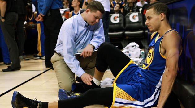 Thiết bị bảo vệ cổ chân, cứu tinh cho cả sự nghiệp của Stephen Curry