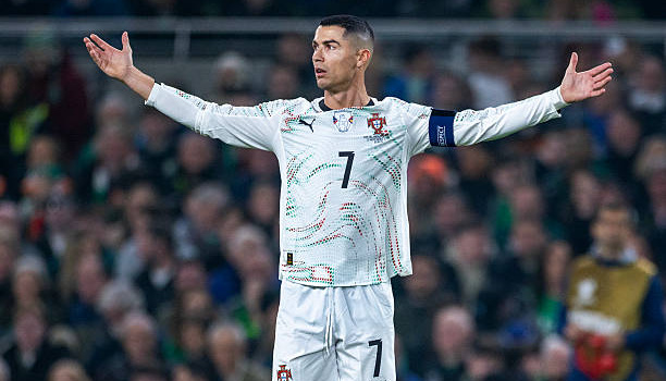 Ronaldo mất kiểm soát, HLV CH Ireland đáp trả khiến tất cả bất ngờ