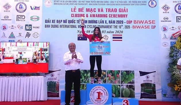Ao hong - Bui Thi Quynh