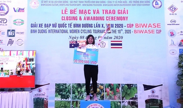 Ao cham do - Dinh Thi Nhu Quynh