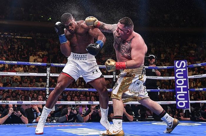 14254696-7095277-Sweat_flew_off_both_fighters_as_punches_rained_down_in_what_quic-a-3_1559457226507